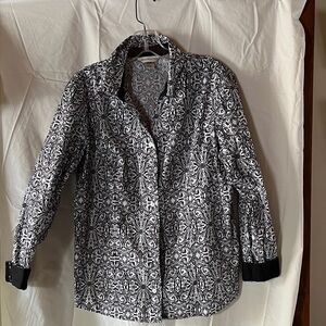 Christopher & Banks Monochrome Swirl Button-Up size L 21” pit to pit length 24”